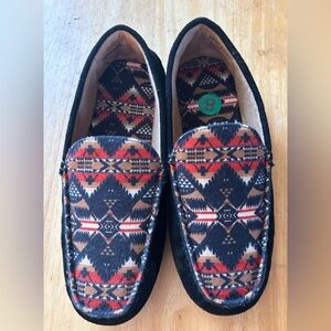NWOT Pendleton Black and Red Patterned Men’s Slippers 8M